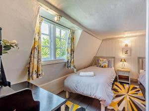 een kleine slaapkamer met een bed en een raam bij 2 Bed in Brede 46895 in Brede