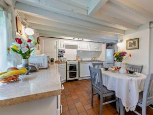 een keuken met een tafel en een keuken met witte apparatuur bij 2 Bed in Brede 46895 in Brede