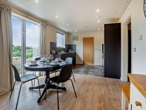 Μια τηλεόραση ή/και κέντρο ψυχαγωγίας στο 2 Bed in Conwy 50287 +8 φωτογραφίες