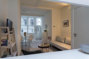 un soggiorno con divano e tavolo di Luxury Flower Market Apartment ad Amsterdam