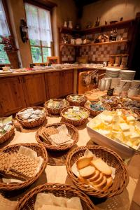 una mesa con muchas cestas de comida. en Amselgrundschlösschen en Kurort Rathen