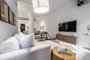 Μια τηλεόραση ή/και κέντρο ψυχαγωγίας στο Industrial Style 2BR Condo Downtown LA With Rooftop!