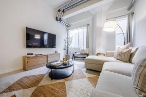 Χώρος καθιστικού στο Industrial Style 2BR Condo Downtown LA With Rooftop! +25 φωτογραφίες