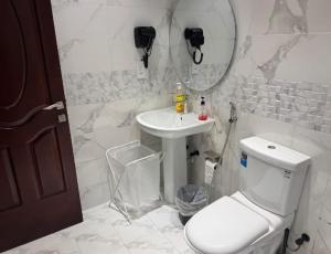 Koupelna v ubytování Hotel Amrit Inn