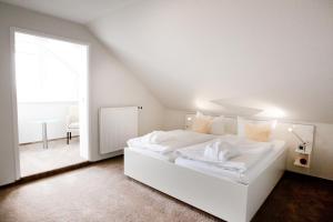 Letto o letti in una camera di Frühstückshotel Seemannsbraut Amrum-adults only ab 18 Jahre-keine Haustiere-