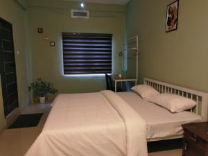 a bedroom with a large white bed with a window at Vilstay Go Hill View Residency in Jāmb