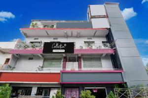 ジャムシェードプルにあるSuper Collection O NIT More Adityapur Formerly Hotel Subhekshaの看板の付いた背の高い白い建物