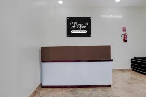 Una pared blanca con un cartel encima. en Hotel O Yamuna Riverview Formerly Swyamwar Resort, en Mathura