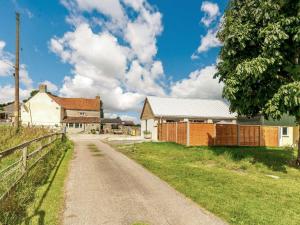 Una carretera vacía en una granja con edificios. en 1 Bed in Glastonbury 86979, en Edington