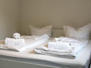 two towels sitting on top of a bed at See-Oase-Bad-Bederkesa in Bad Bederkesa