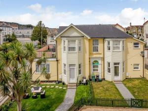 una gran casa amarilla con patio en 2 Bed in Shanklin 78239, en Shanklin