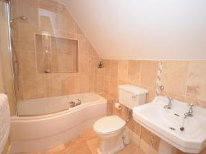Koupelna v ubytování 3 Bed in Lyme Regis WESLO + 23 fotografií