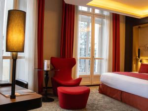 Postel nebo postele na pokoji v ubytování Grand Hôtel La Cloche Dijon - MGallery Collection