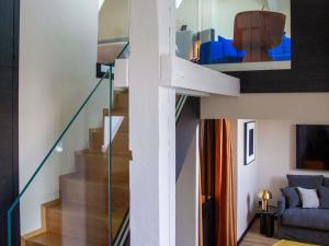 ディジョンにあるGrand Hôtel La Cloche Dijon - MGallery Collectionの青いソファのある家の階段