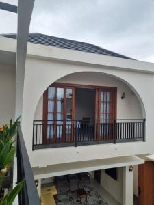 een uitzicht op het balkon van een huis bij Agusta Villas in Uluwatu +36 foto's