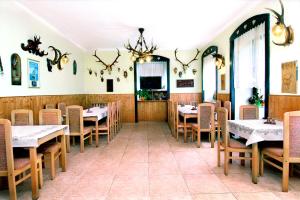 ein Restaurant mit Tischen und Stühlen in einem Zimmer in der Unterkunft Penzion Muflon in Bělá nad Radbuzou
