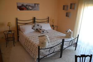 マスカリにあるHoliday House Etna Mare Taorminaのベッドルーム1室(ベッド1台、椅子2脚、窓付)