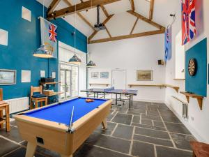 コーウェンにある1 Bed in Ty Nant 79388の青い壁の客室内のビリヤード台