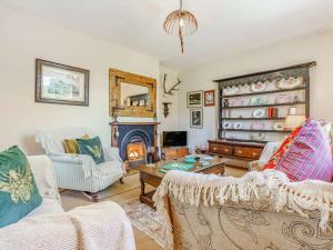 Una sala de estar con dos sillas y una chimenea. en 2 Bed in Richmond 88217, en Barton