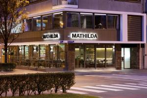 オーステンデにあるHolidaysuite Mathildaのマチルダを読む看板のある建物の店舗前