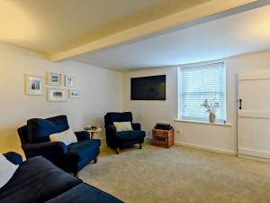sala de estar con 2 sillas, sofá y ventana en 2 Bed in Great Walsingham 90535, en Little Walsingham