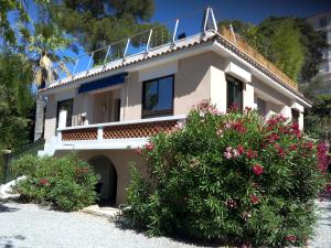 a house with a balcony on top of it at Villa du Chateau in Nice