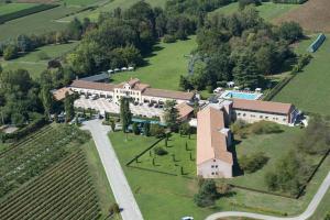 una vista aerea di una grande casa con cortile di Relais Monaco Country Hotel & Spa a Ponzano Veneto