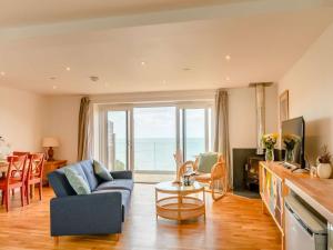 Μια τηλεόραση ή/και κέντρο ψυχαγωγίας στο 2 Bed in Tresaith 89315