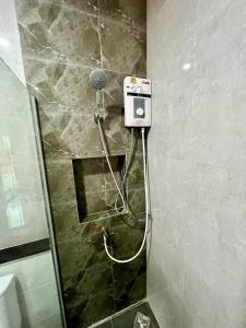 baño con ducha y secador de pelo en la pared en Your Red Earth Homestay, en Krabi