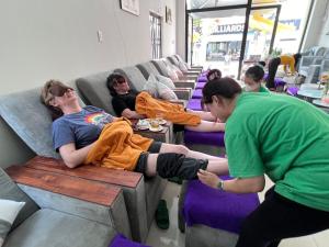 un groupe de personnes assises sur des canapés dans une pièce dans l'établissement NET Spa & Massage Hoi An, à Thanh Ðông (1)