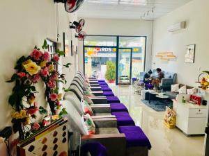 un magasin avec une rangée de sièges dans une pièce dans l'établissement NET Spa & Massage Hoi An, à Thanh Ðông (1)