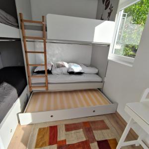 ビエラにあるVilla - Bijela Bay Viewの小さなお部屋で、二段ベッド2組、はしごが備わります。 +27枚の写真