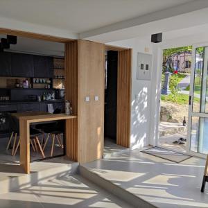 ビエラにあるVilla - Bijela Bay Viewのテーブルとダイニングルームのあるキッチン