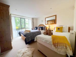 Un dormitorio con dos camas y una ventana. en 3 Bed in Shebbear 89311, en Shebbear