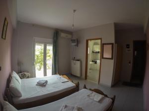 Een bed of bedden in een kamer bij Ioannis Avrades Apartments