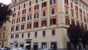 un grand bâtiment avec beaucoup de fenêtres dans l'établissement Le Stanze di Elisa, à Rome