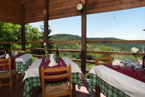 サンタ・フィオーラにあるAlbergo Ristorante il Fungoの山々の景色を望むダイニングルーム(テーブル付)