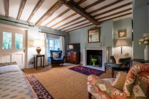 TV a/nebo společenská místnost v ubytování Willow Cottage at Wolterton Park