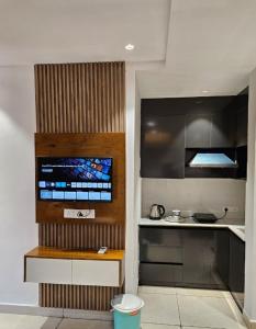 une cuisine avec un évier et un plan de travail dans l'établissement The vantage sky, à Goa