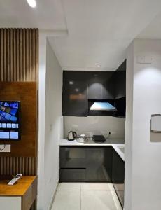 une cuisine avec un évier et un plan de travail dans l'établissement The vantage sky, à Goa 10 autres photos