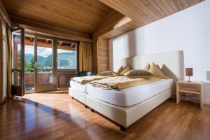 Un dormitorio con una cama y una ventana grande. en Jungfrau Hotel, en Wilderswil 37 fotos más