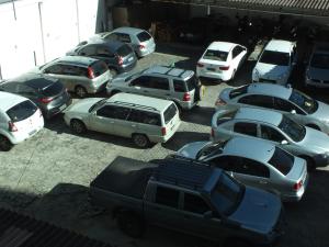 een groep auto's geparkeerd op een parkeerplaats bij Terrazas Hotel in Curitiba