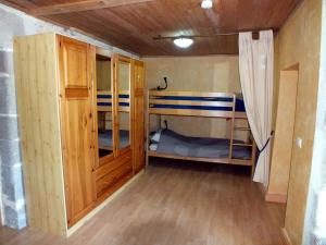 a small room with two bunk beds in it at L'Oustal dè Pèiro in Le Bourg