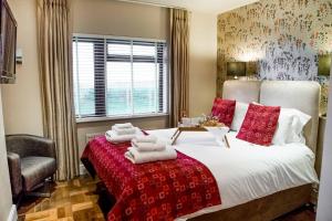 A bed or beds in a room at Fields Lodge Bed & Breakfast 