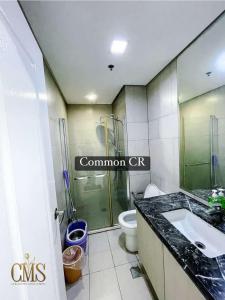 une salle de bain avec toilettes, douche et lavabo dans l'établissement Monarch Parksuites 2BR Deluxe 4 Family beds, à Sampong