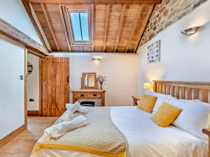a bedroom with a large bed with yellow pillows at 2 Bed in Launceston 95236 in Saint Giles on the Heath