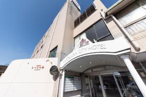松浦市にある松浦シティホテルの市内のホテルの正面の眺め