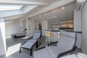 a living room with a couch and chairs and a bed at Il Pontile in Bellagio