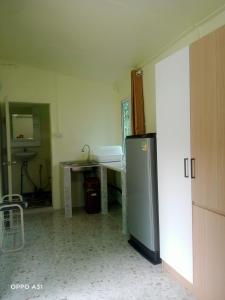 Η κουζίνα ή μικρή κουζίνα στο Baan Chaiy khong บ้านชายคลอง