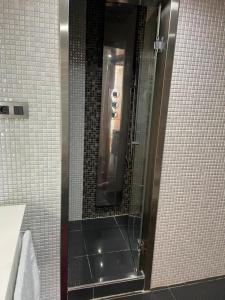 a shower in a bathroom with a glass door at Appartement mobilart haut standing in Oran